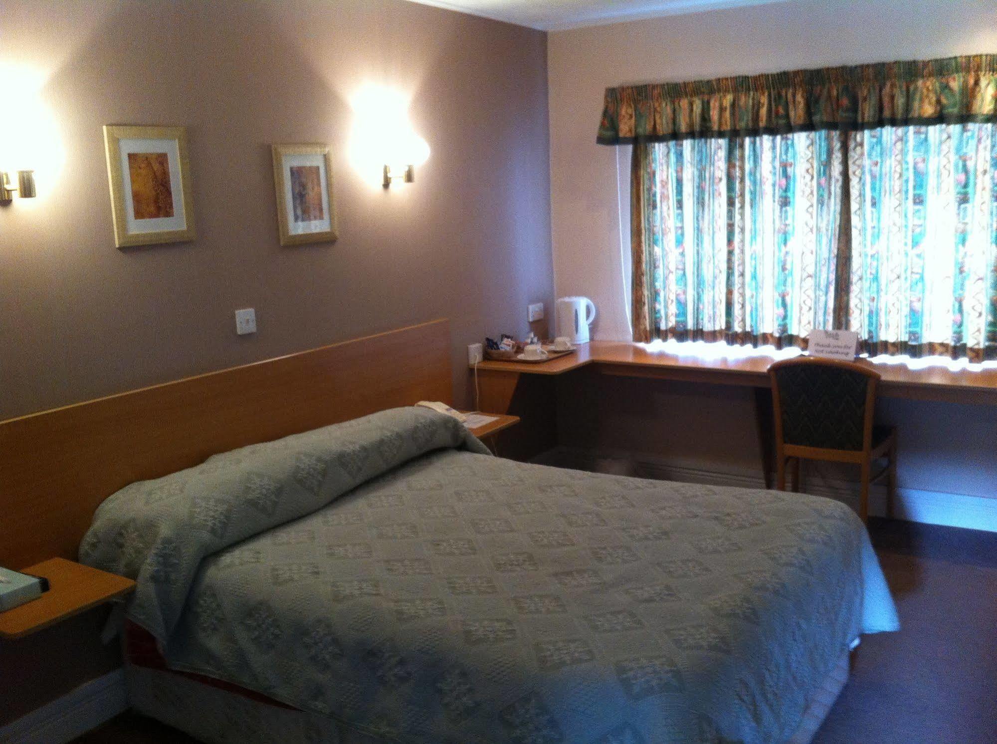 The Town & Country Lodge Dundry Екстериор снимка